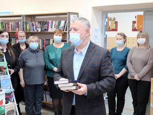 Глава города Олег Дейнека принял участие в акции «Дарите книги с любовью»