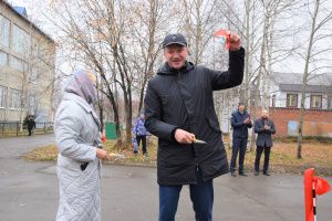 Евгений Макаренко подарил мегионским школьникам новую баскетбольную площадку