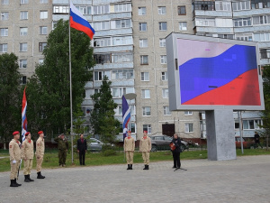 Государственный флаг Российской Федерации - над городской площадью Мегиона
