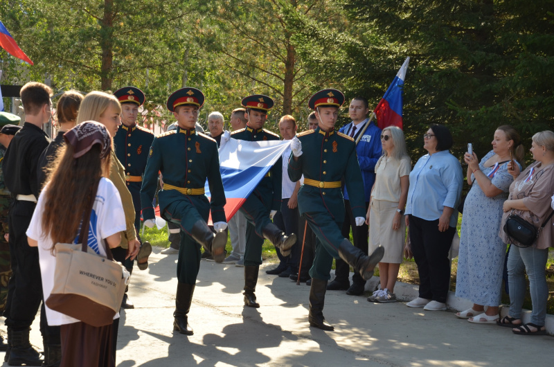Молодая Гвардия Мегиона приняла участие в торжественной церемонии поднятия Государственного флага России