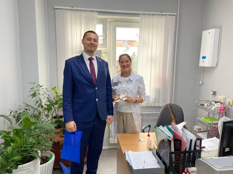 Молодая Гвардия Единой России в Мегионе поздравила медиков с профессиональным праздником