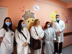 Представительницы женского движения «Инициатива» предлагают оформить фотозону в родильном отделении больницы
