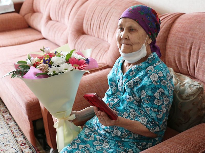 Прасковье Герасимовне Ендураевой вручили памятную медаль