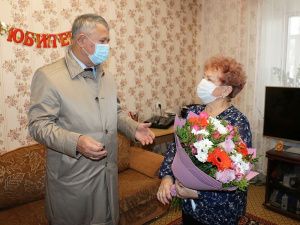 Олег Дейнека поздравил заслуженного педагога Мегиона с юбилейной датой