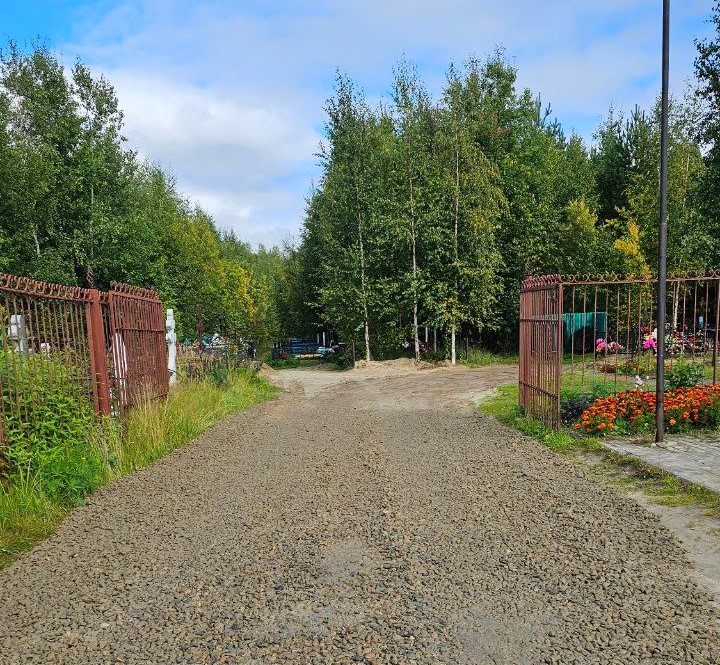 Центральный вход на городском кладбище отсыпали щебнем