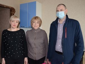 Администрация города продолжает помогать семье вынужденных переселенцев из Донбасса