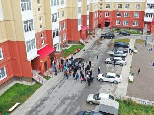 Олег Дейнека обсудил вопросы о продлении договоров найма жилья с жителями дома по Свободы 2