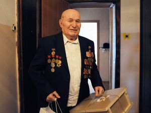 75 лет Великой Победы: Ветеран Михаил Аникин принимает поздравления