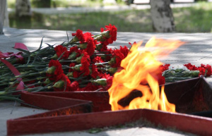 Церемония памяти с возложением цветов у монумента "Звезда"