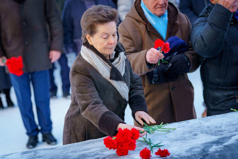 Наталья Комарова возложила цветы в знак памяти участникам Сталинградской битвы
