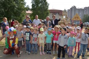   В Мегионе 15 августа торжественно открыли новую игровую площадку возле Детской школы искусств им.А.М.Кузьмина.