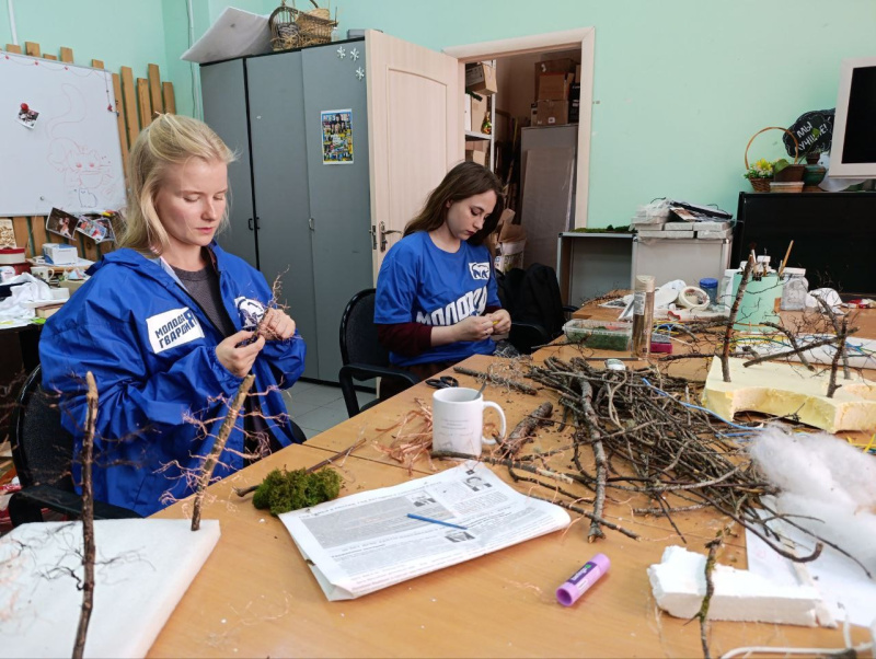 Молодёжь Мегиона создаёт «ЭкоДеревья» для праздничной выставки ко Дню города