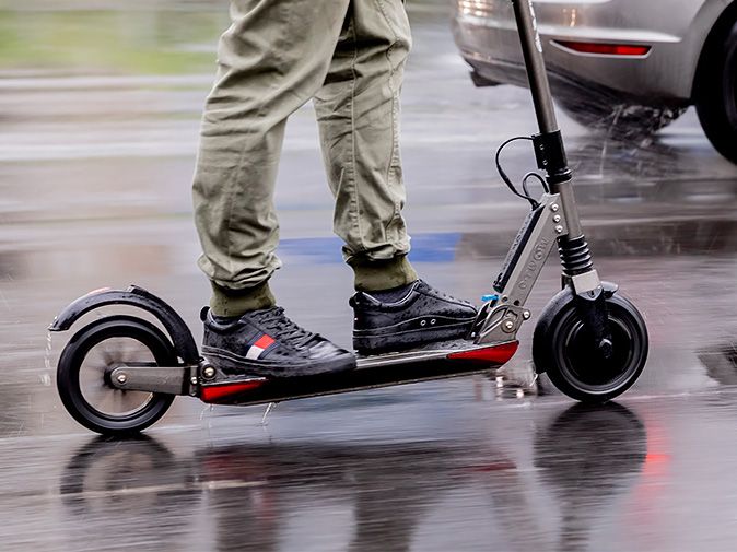 ГИБДД приравняла пользователей электросамокатов, моноколес и сегвеев к пешеходам