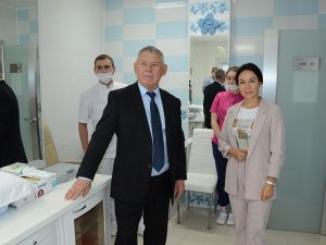 Глава Мегиона Олег Дейнека посетил семейную стоматологию «Эстет»