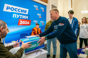 Югра передала первую партию собранных подписей в поддержку самовыдвижения Владимира Путина в Москву