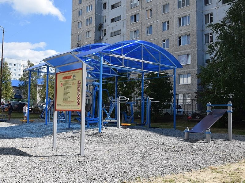 Во дворе второй школы установили новую спортивную площадку