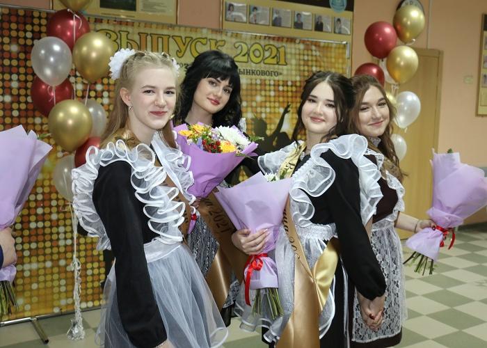 Отзвенели школьные звонки
