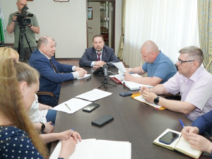Исполняющий обязанности главы Мегиона Игорь Алчинов общался с горожанами посредством телефонной «прямой линии»