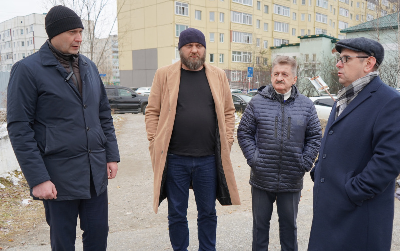 Алексей Петриченко провел выездное совещание на объектах, где восстанавливают благоустройство после ремонты сетей и побывал в СК «Дельфин»   