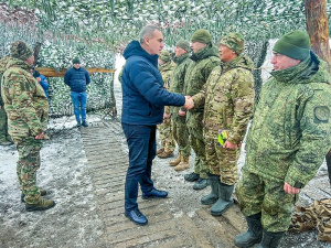 Руслан Кухарук в преддверии Дня защитника Отечества наградил югорских военнослужащих за самоотверженную работу в зоне СВО