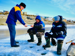 Сотрудники МЧС Югры напоминают об опасности весеннего льда