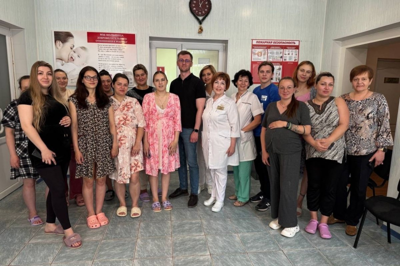 Партийцы доставили из Югры в Макеевку около 2 тонн груза с подарочными наборами