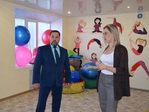 «#Встречи по средам»: исполняющий обязанности главы Мегиона Игорь Алчинов посетил Центр развития «Счастливая мама»