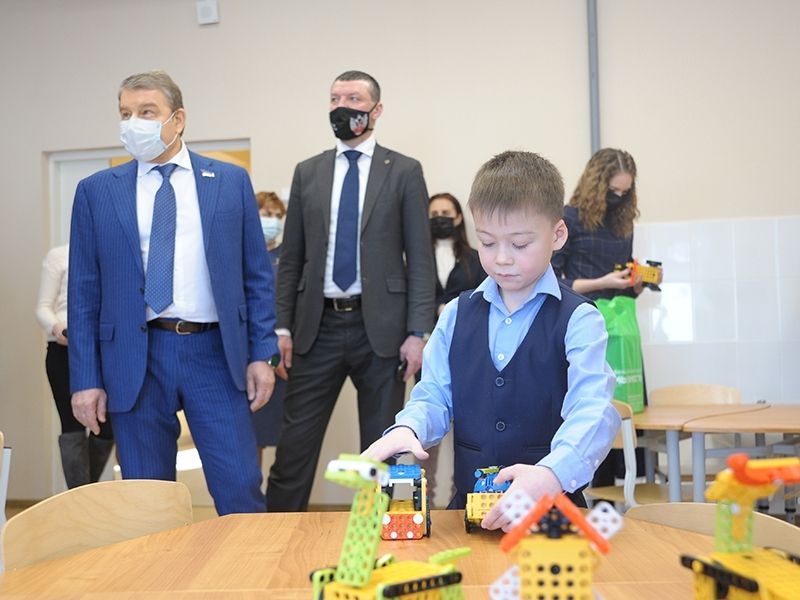 Депутаты окружной и областной Дум побывали на открытии школьного шахматного клуба в шестой школе