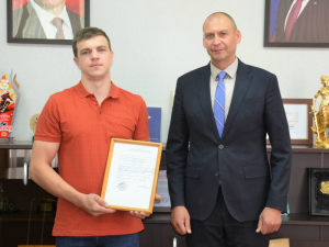 Глава Мегиона Алексей Петриченко вручил семье Астаниных сертификат на социальную выплату — это важная поддержка для молодой семьи в решении жилищного вопроса.