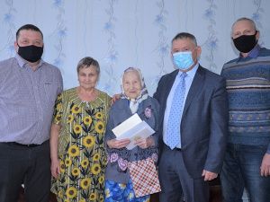 В Мегионе с 90-летним юбилеем поздравили труженицу тыла Зинаиду Сергеевну Безрукову