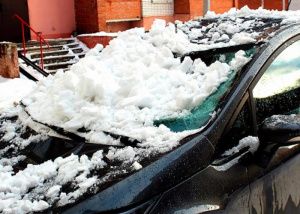 Снежная пора и машины во дворах