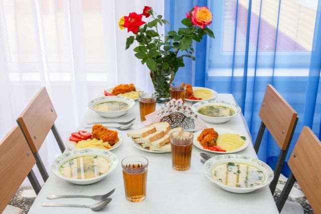 В новом учебном году во всех школах Югры школьникам младших классов обеспечат одноразовое бесплатное