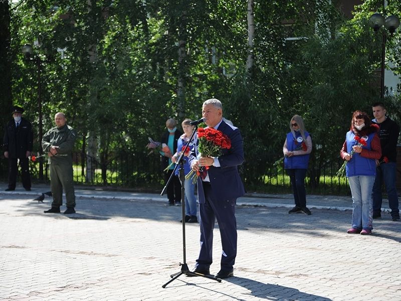 Вечная память! Вечная слава героям! Мегионцы почтили минутой молчания память павших защитников Отечества