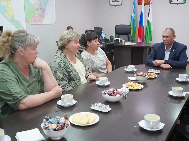 Глава Мегиона Алексей Петриченко встретился с волонтерами и сотрудниками участка для содержания безнадзорных животных