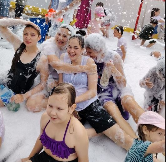 Доброцентр провел праздник воды и пены в поселке Выскоий 