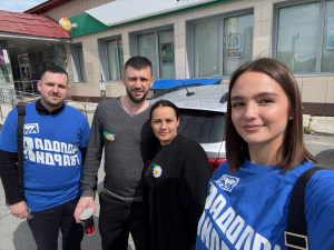 Молодая Гвардия Мегиона подарила горожанам ручные брошки к Дню семьи, любви и верности