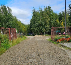 Центральный вход на городском кладбище отсыпали щебнем