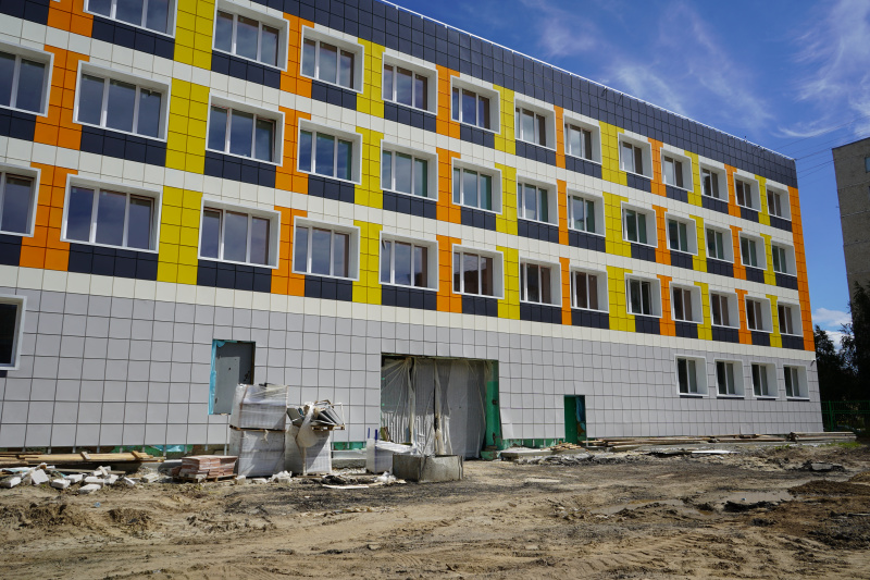 Алексей Петриченко проверил ход работ в школе №4