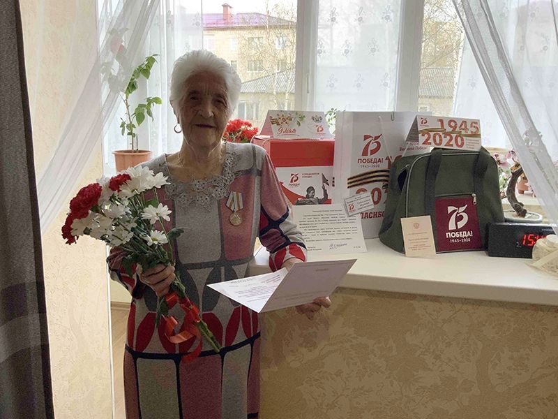 Мегионским ветеранам вручили подарки