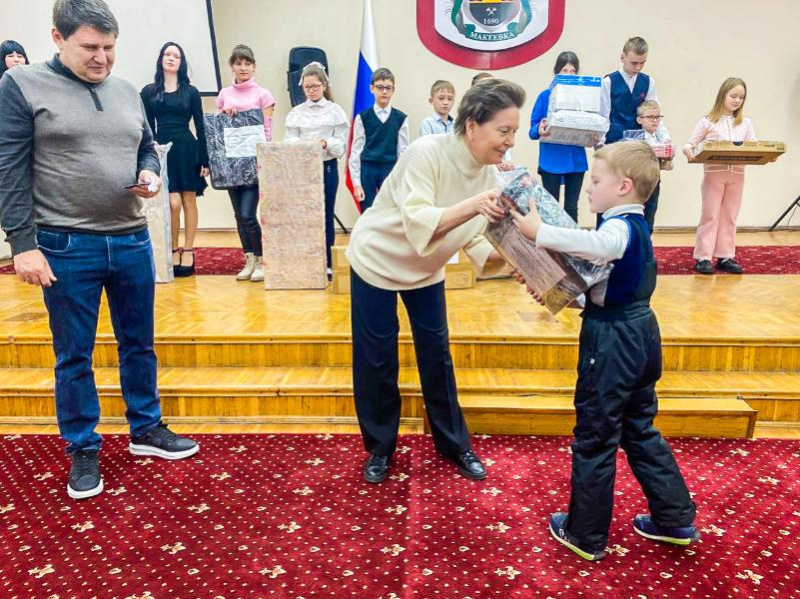 Наталья Комарова встретилась в Макеевке с участниками «Ёлки желаний»