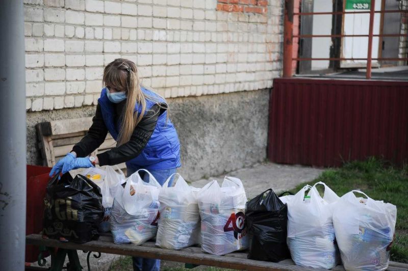 Сбербанк в Югре оказал помощь жителям закрытого на карантин дома в Мегионе