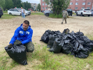 Молодогвардейцы Мегиона совместно с главой города провели субботник по обращению жителей