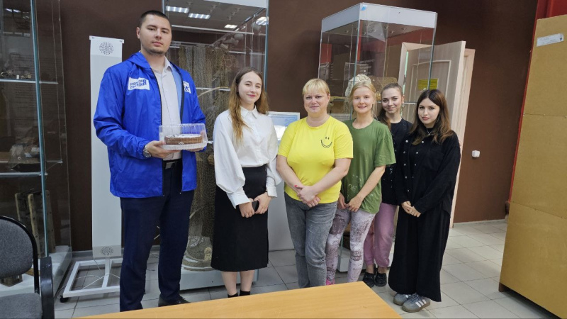 Молодогвардейцы Мегиона поздравили Экоцентр с Международным днем коренных народов мира