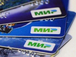 Пенсионеры, использующие банковские карты, будут переведены на платежную систему «МИР»