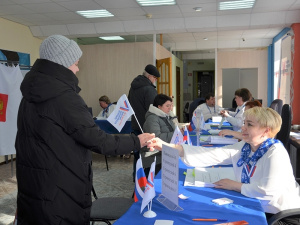  Мегионцы продолжают активно голосовать на выборах Президента России