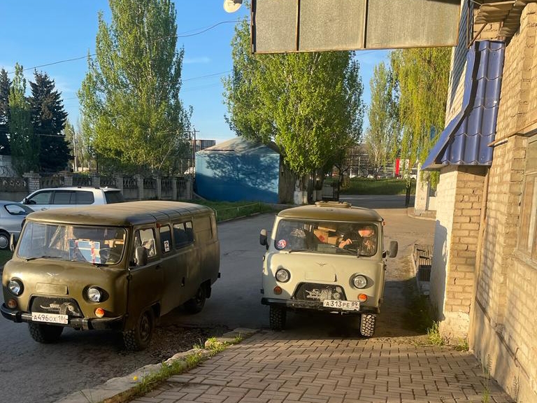 Автомобили УАЗ, гуманитарный груз и письма из Мегиона доставлены в Луганск