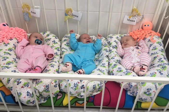 В Югре врачи спасли тройняшек, рожденных с весом в 1600 грамм каждая 