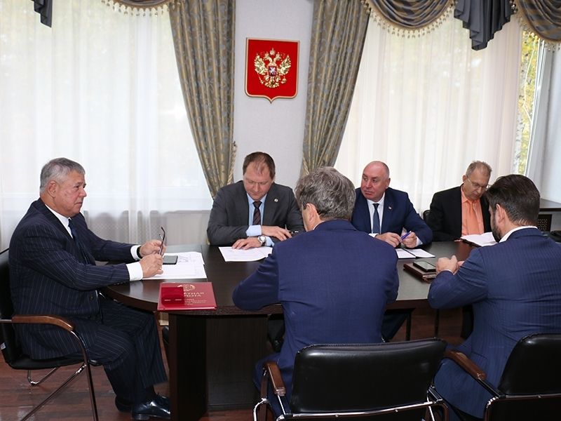 Глава Мегиона Олег Дейнека вместе с представителями организаций энергетического комплекса региона посетил новые городские объекты