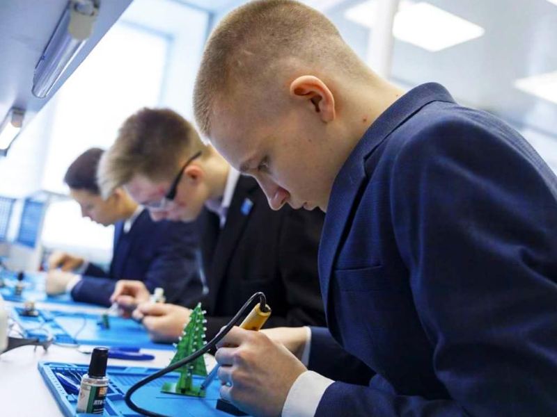 Всё лучшее детям: мегионские школьники изучают робототехнику