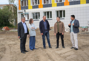 Реконструкция здания школы №4 завершена на 95%. До конца лета продолжается процесс благоустройства и создания спортядра